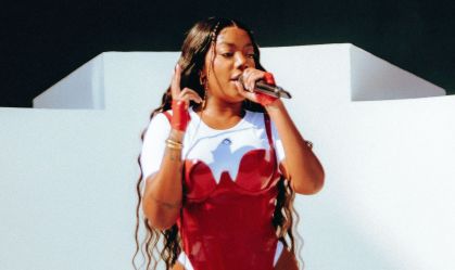 Ludmilla em apresentação neste sábado (25) no Lollapalooza Brasil, em São Paulo.
