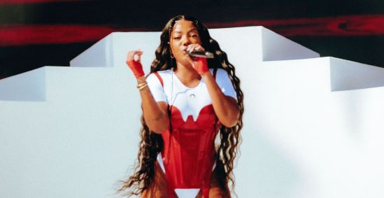 Ludmilla em apresentação neste sábado (25) no Lollapalooza Brasil, em São Paulo.