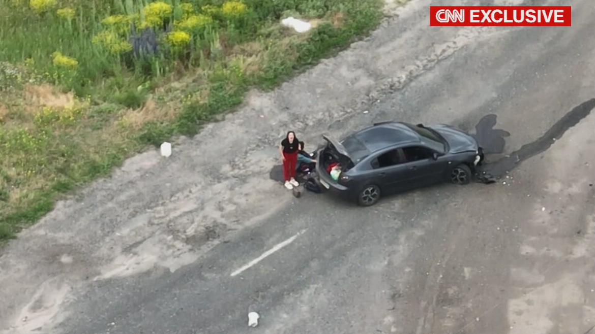 Mulher é guiada por drone ucraniano após ataque
