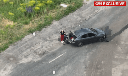 Mulher é guiada por drone ucraniano após ataque