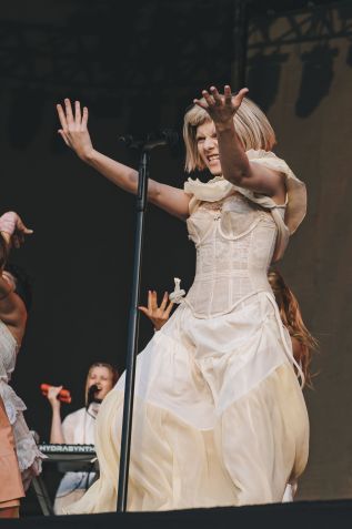 Cantora norueguesa Aurora se apresenta no Lollapalooza Brasil, em 2023. / T4F