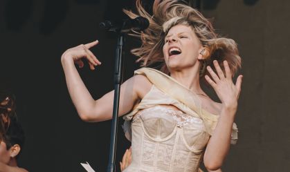 Cantora norueguesa Aurora se apresenta no Lollapalooza Brasil, em 2023.