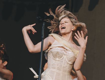 Cantora norueguesa Aurora se apresenta no Lollapalooza Brasil, em 2023.