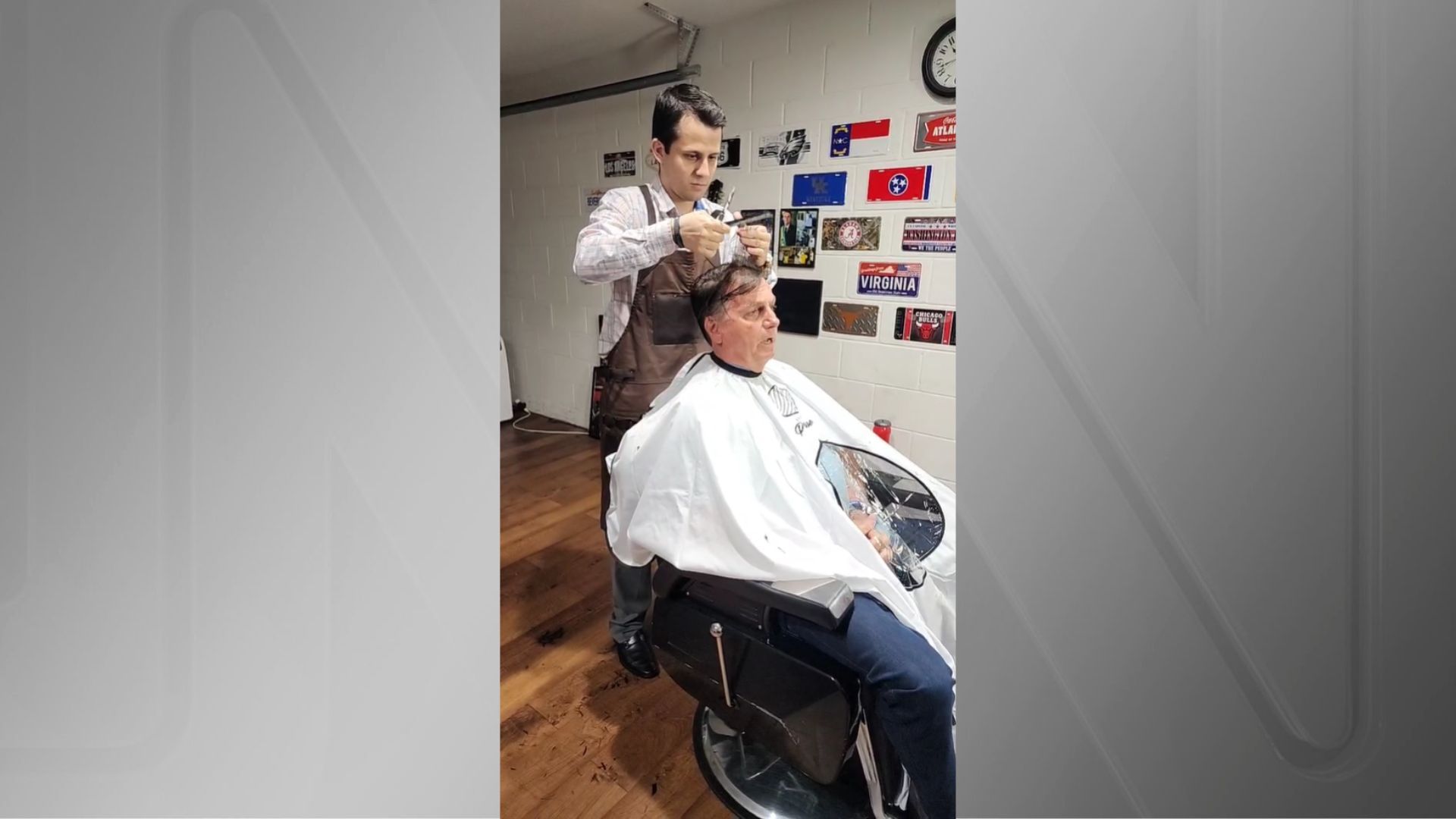 Ex-presidente Jair Bolsonaro corta cabelo nos Estados Unidos