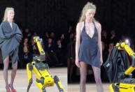 Robô tira vestido de modelo em performance da Semana de Moda de Paris; assista