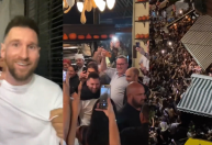 Argentinos vão à loucura ao encontrar Messi em churrascaria em Buenos Aires