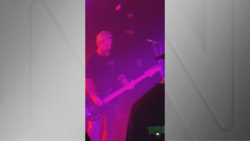 Canisso, baixista do Raimundos, em seu último show