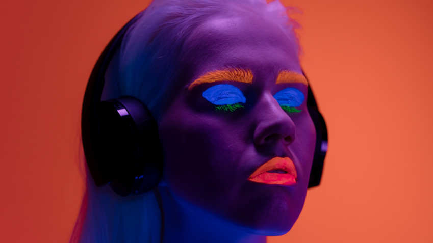 Há relatos de pessoas que enxergam cores ao escutar música / Pexels