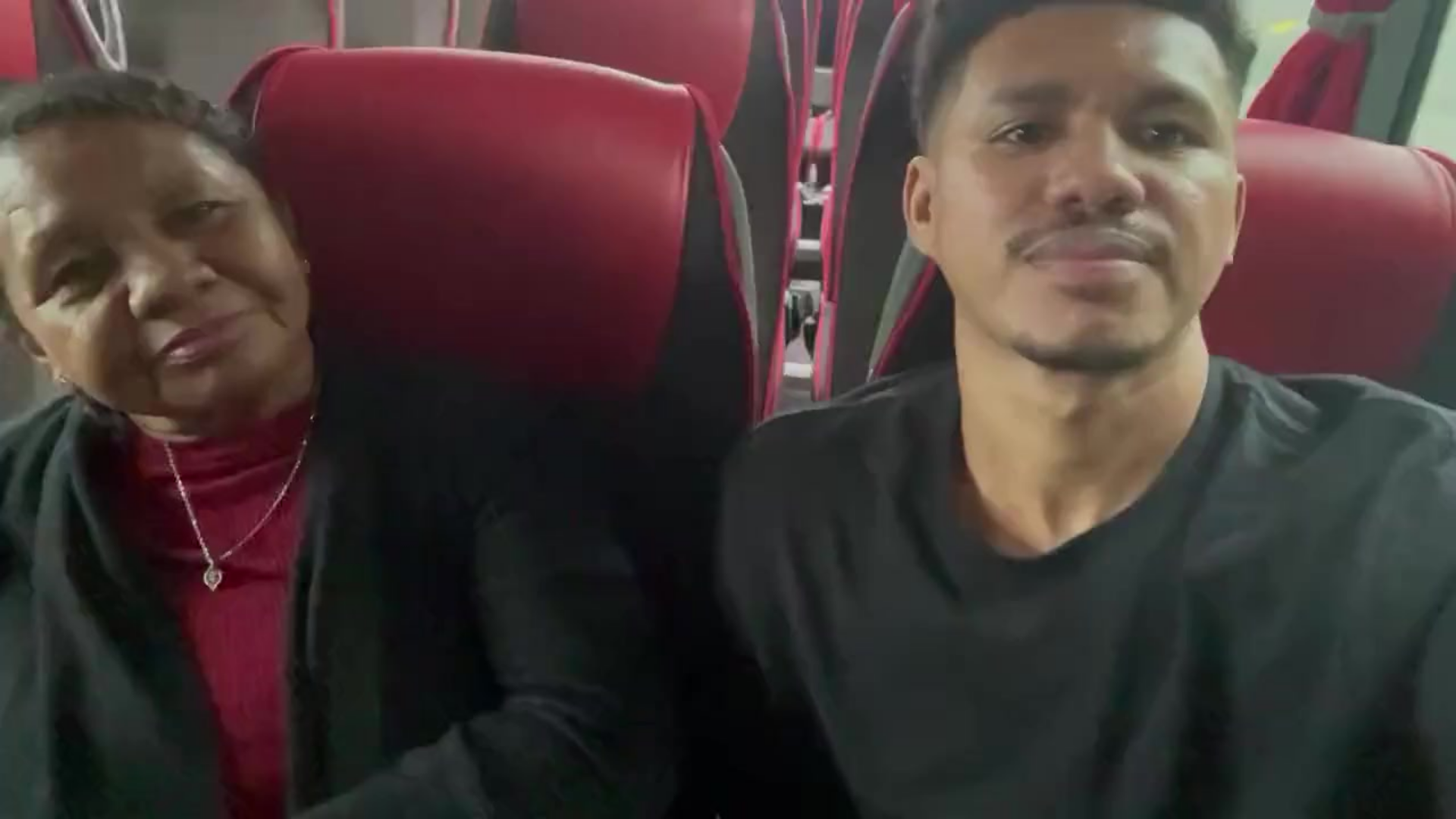 Sobrinho viaja com tia para reencontrar prima