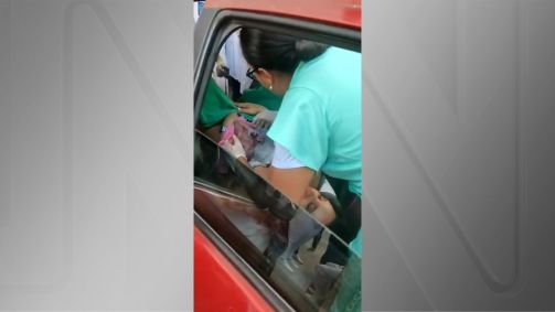 Mulher da à luz em carro de aplicativo no Rio de Janeiro