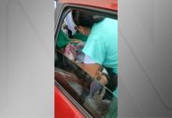 Mulher da à luz em carro de aplicativo a caminho da maternidade; veja vídeo