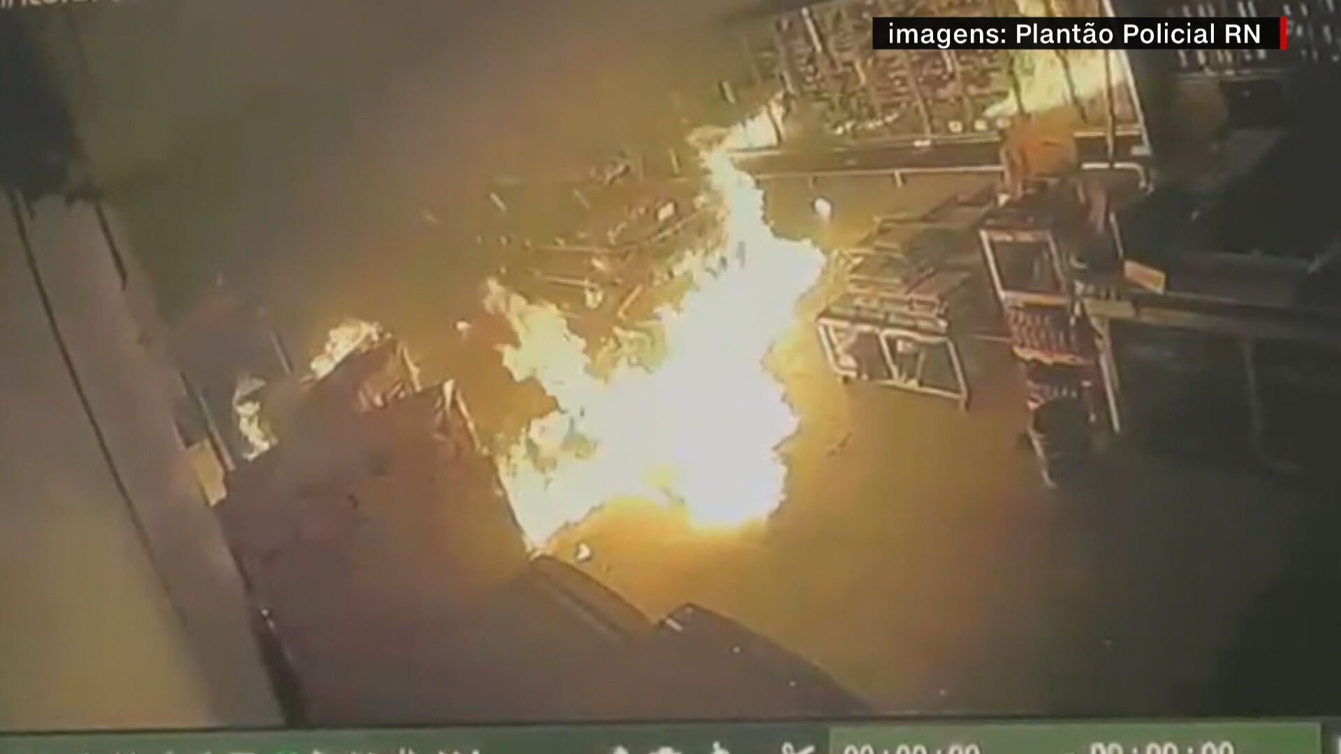 Supermercado de Macau é incendiado por criminosos. / Reprodução