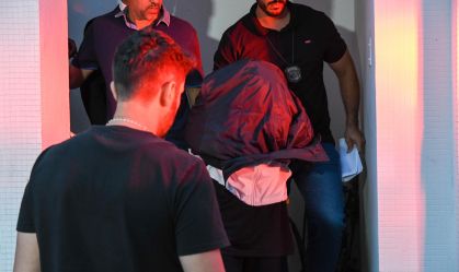Adolescente que matou professora em escola de SP deixa delegacia após prestar depoimento