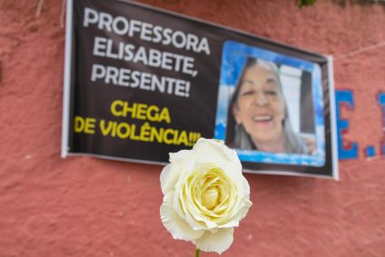 Vigília em homenagem à professora morta em ataque em uma escola estadual da zona sul de São Paulo