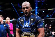 Jon Jones vence Ciryl Gane e conquista cinturão de peso-pesado do UFC