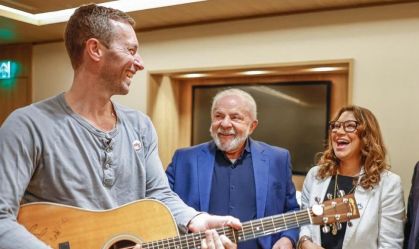 Lula encontra Chris Martin, ganha violão e convida Coldplay para show na COP