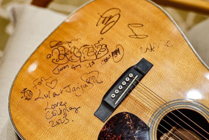 Violão autografado que Lula e Janja ganharam de Chris Martin, do Coldplay / Reprodução/Twitter/Ricardo Stuckert
