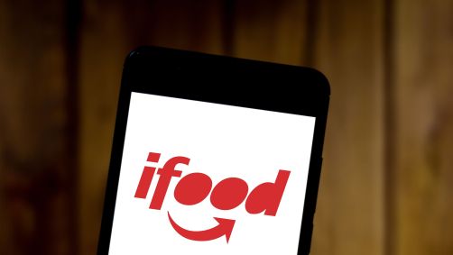 Logo do iFood em celular