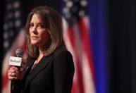 Quem é a escritora que pode desafiar Biden nas primárias democratas à Presidência