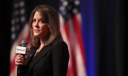 Escritora vai desafiar Biden nas primárias democratas à Presidência; saiba quem é