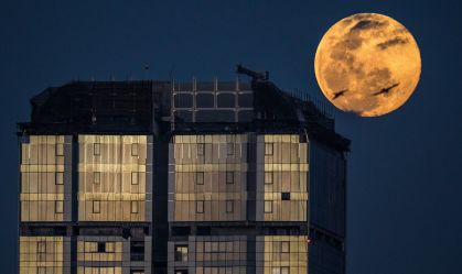 Lua Minhoca em Mumbai, na Índia, em 2020
