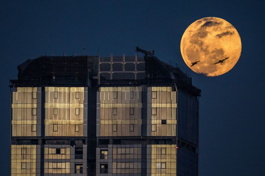 Lua Minhoca em Mumbai, na Índia, em 2020 / Photo by Pratik Chorge/Hindustan Times via Getty Images
