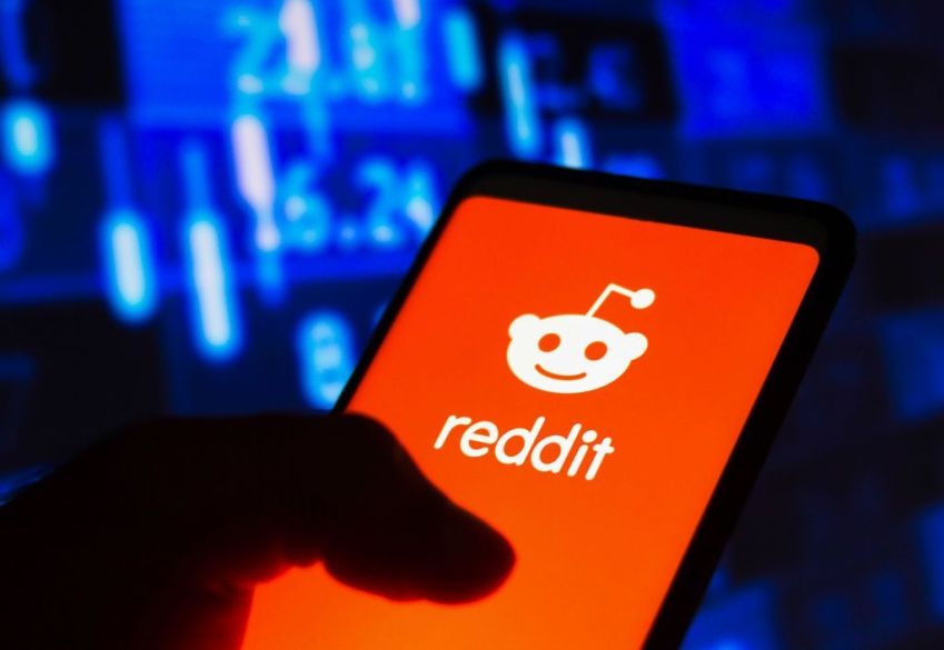 Smartphone exibe logotipo do Reddit • Rafael Henrique/SOPA Images/LightRocket via Getty Images