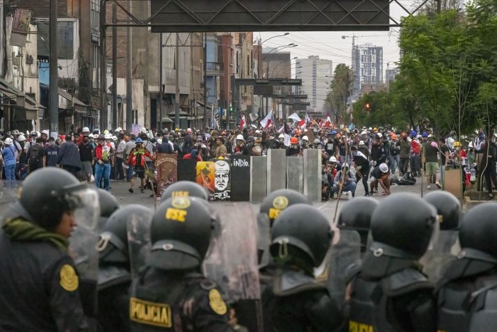 Policiais montam guarda enquanto manifestantes chegam perto de escritórios do governo para protestar em 28 de janeiro de 2023 em Lima, Peru • Michael Bednar/Getty Images