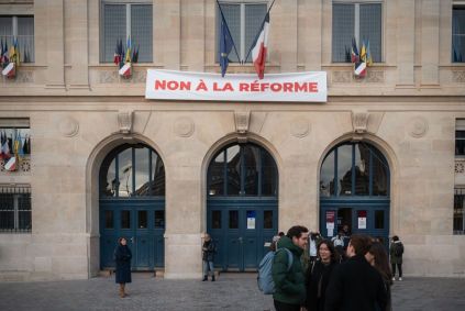 Faixa com a frase "não à reforma" pendurada na fachada da prefeitura do 13º arrondissement de Paris durante manifestação, em 16 de fevereiro de 2023