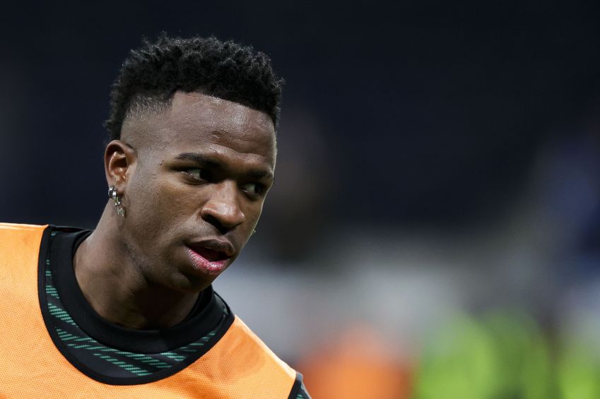 Vinícius Júnior aquecendo antes do confronto entre Real Madrid e Barcelona pela Copa do Rei. / David S. Bustamante/ Getty Images