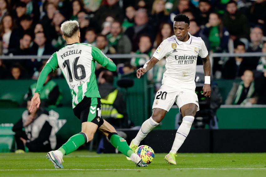 German Pezzella tenta tirar a bola de Vinícius Júnior durante duelo entre Real Bétis e Real Madrid./ David S. Bustamante/ Getty Images