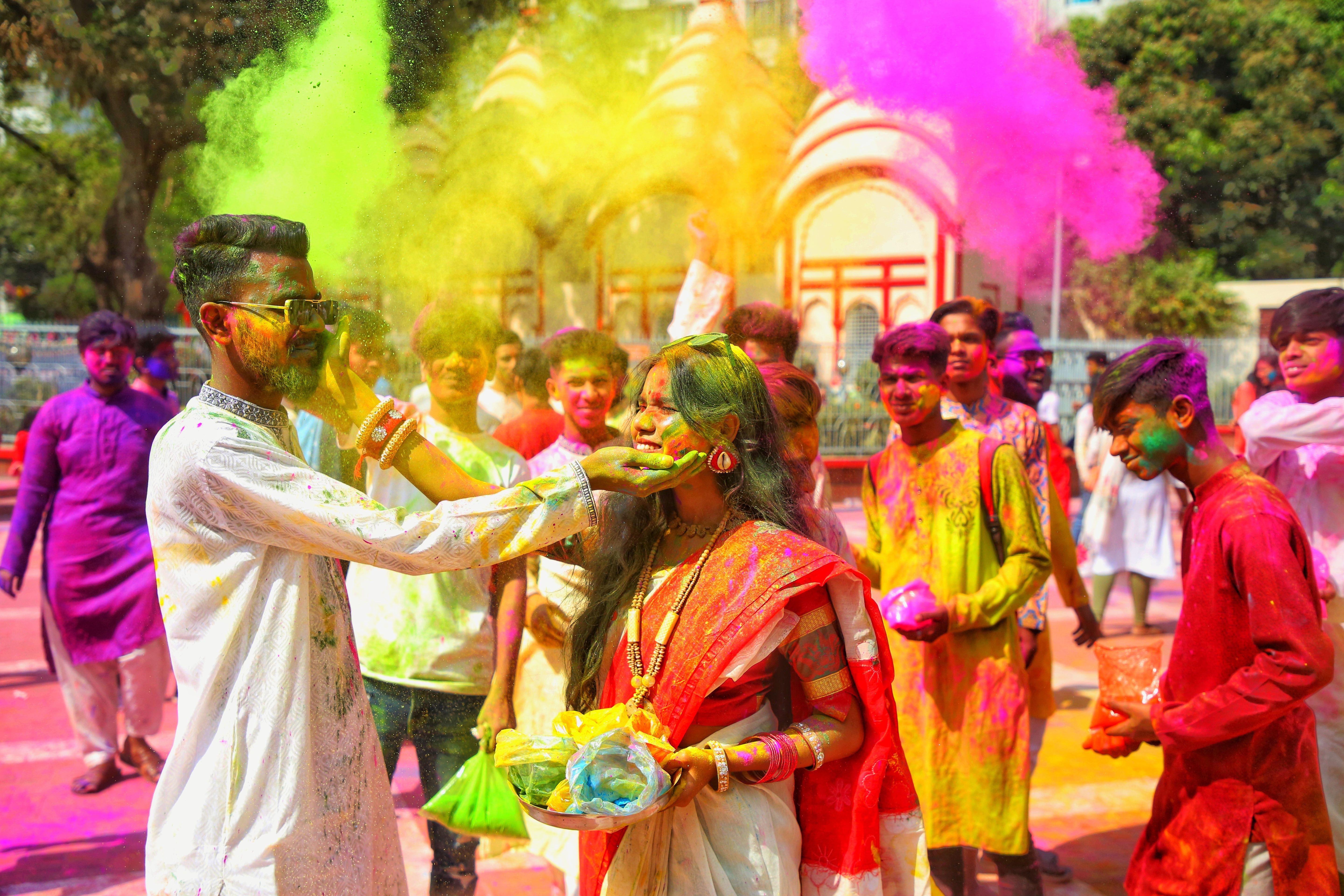 Pessoas celebram o Holi Festival na Índia