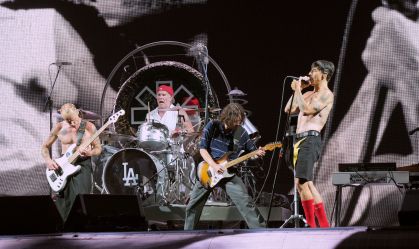 Flea, Chad Smith, John Frusciante e Anthony Kiedis do Red Hot Chili Peppers em apresentação em julho de 2022.