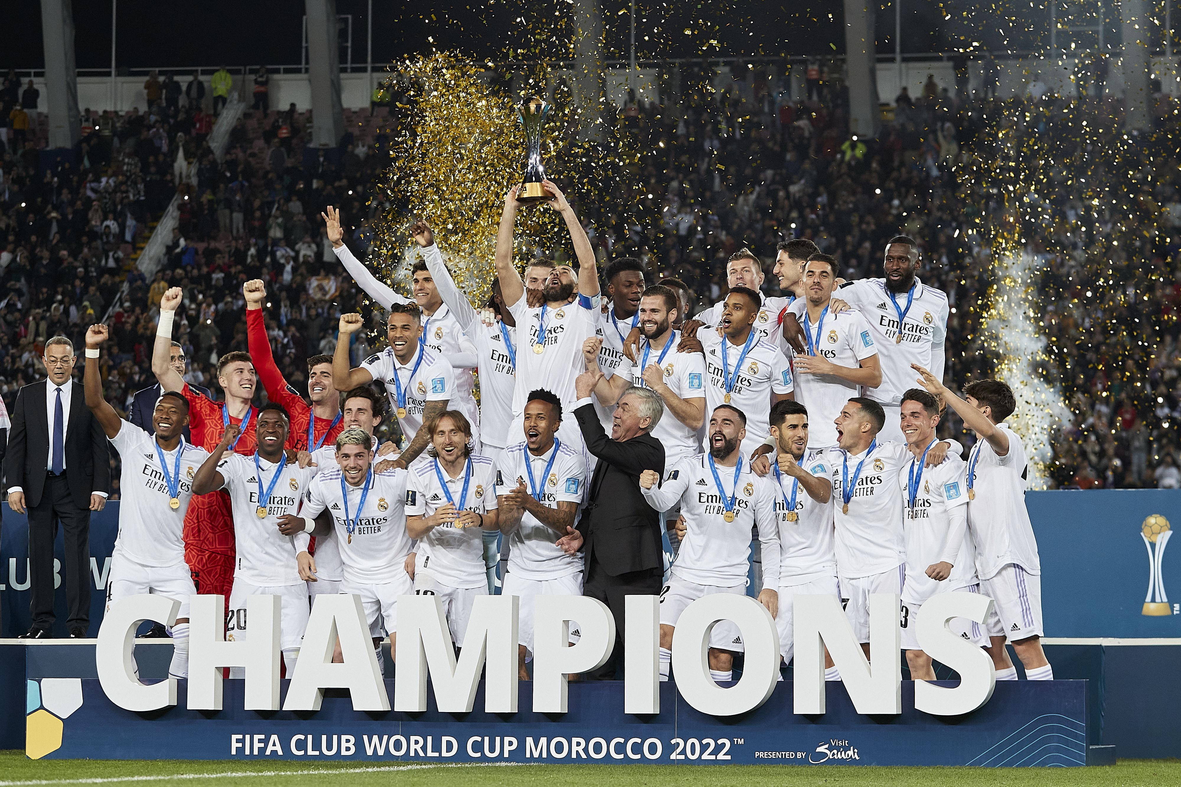 Karim Benzema, do Real Madrid, levanta o troféu do Mundial de Clubes após a vitória de sua equipe na final do torneio contra o Al Hilal. / Quality Sport Images/ Getty Images