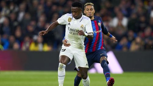 Vinicius Junior, do Real Madrid, disputa bola com Raphinha, do Barcelona