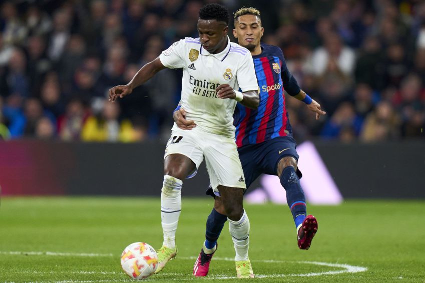 Vinícius Júnior é marcado pelo colega de Seleção Brasileira Raphinha. / Diego Souto/ Getty Images