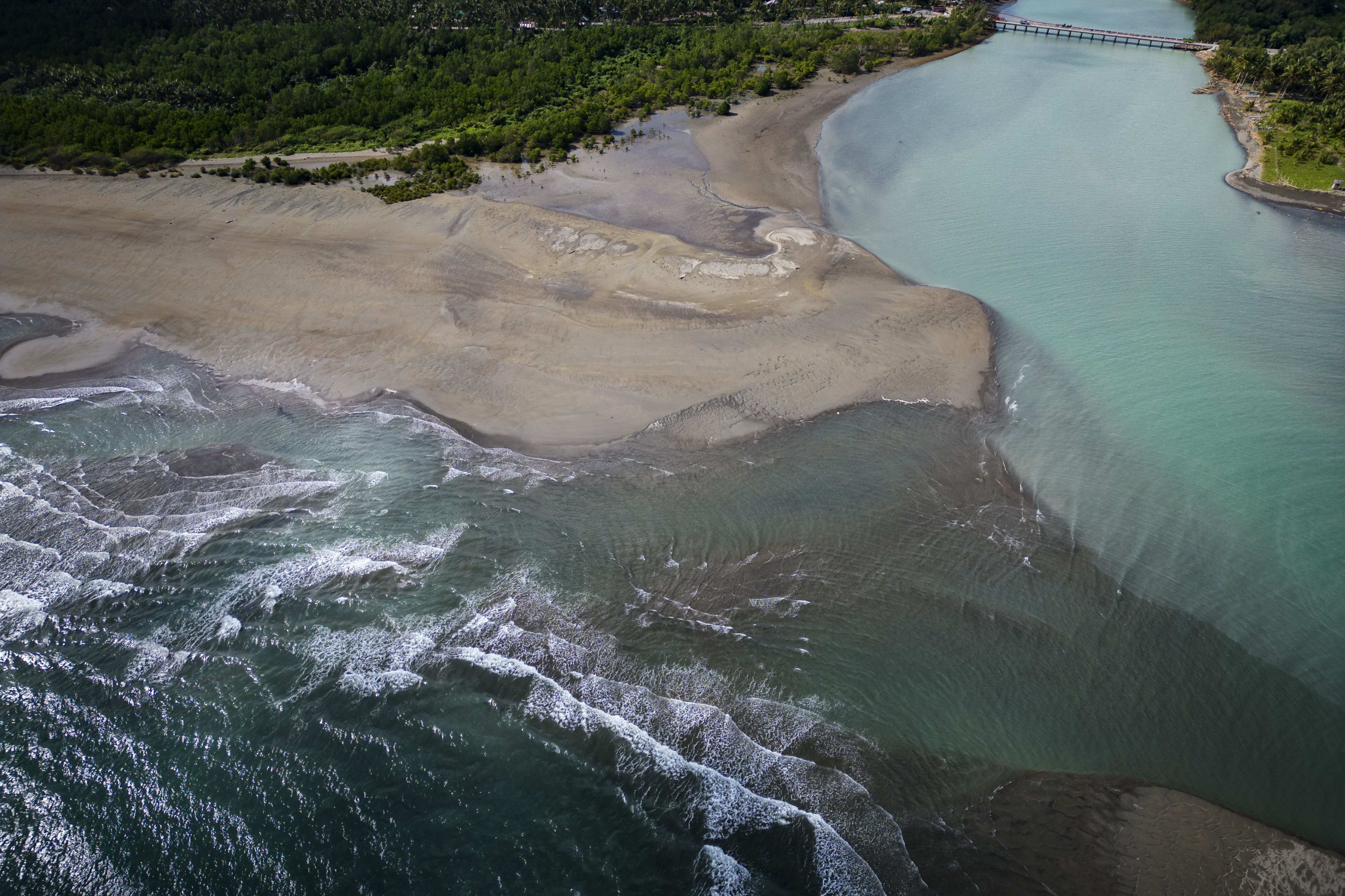 Vista aérea mostra mancha de óleo do petroleiro naufragado MT Princess Empress ao longo da costa de Pola, nas Filipinas, em 8 de março de 2023.