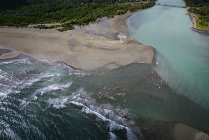 Vista aérea mostra mancha de óleo do petroleiro naufragado MT Princess Empress ao longo da costa de Pola, nas Filipinas, em 8 de março de 2023.