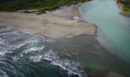 Vista aérea mostra mancha de óleo do petroleiro naufragado MT Princess Empress ao longo da costa de Pola, nas Filipinas, em 8 de março de 2023.