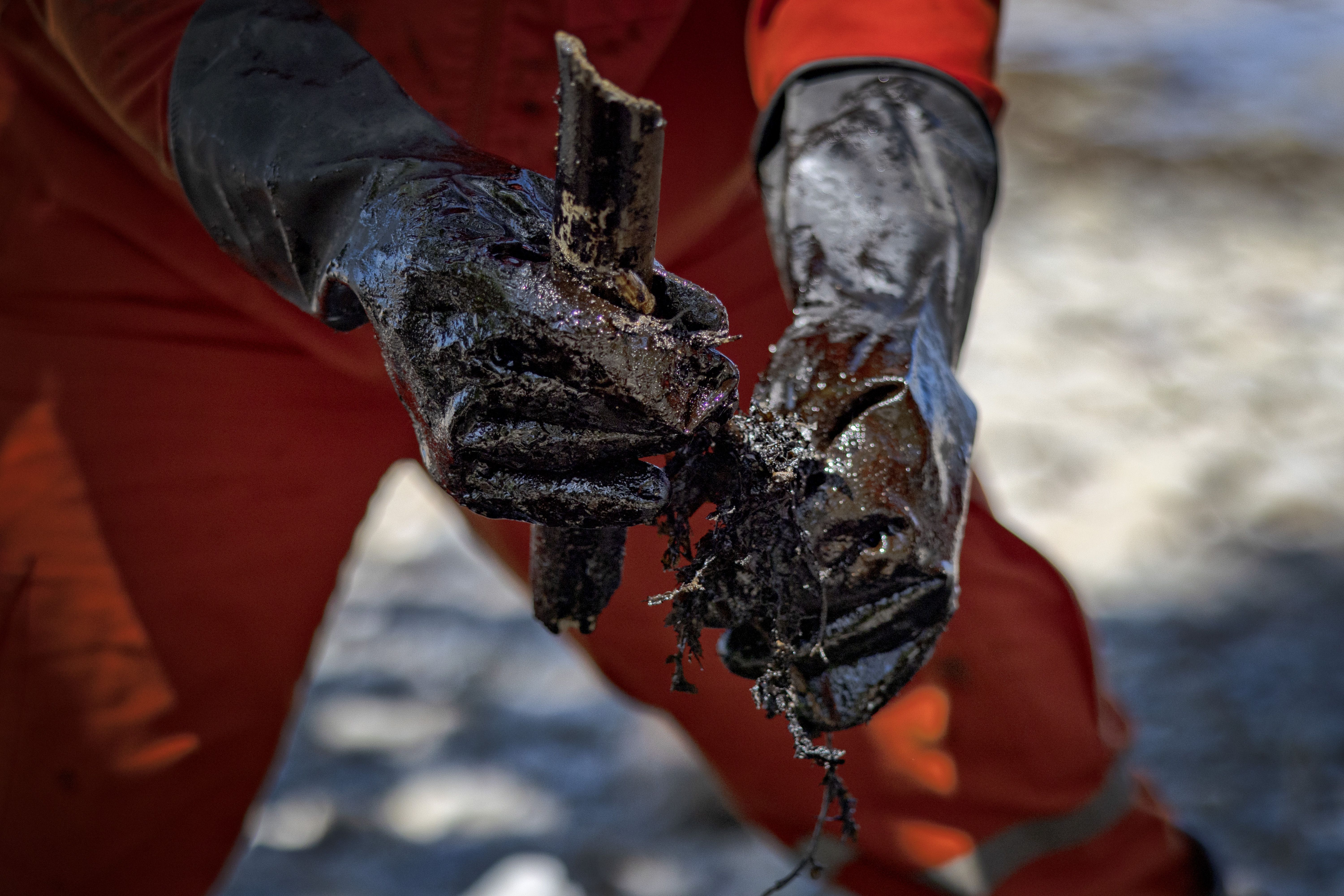 Guarda costeira das Filipinas limpa mancha de óleo que chegou à costa após petroleiro MT Princess Empress afundar. / Ezra Acayan/Getty Images