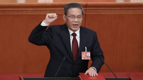 O primeiro-ministro chinês Li Qiang presta juramento após ser eleito primeiro-ministro chinês durante a abertura da quarta sessão plenária do Congresso Nacional do Povo em 11 de março de 2023 em Pequim, China. A reunião política anual da China, conhecida como Duas Sessões, reúne os líderes e legisladores do país para definir a agenda do governo para o desenvolvimento econômico e social doméstico para o próximo ano.