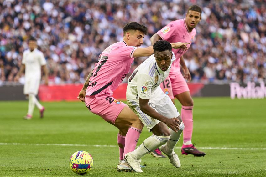 Vinicius Junior luta pela bola com Ruben Sanchez, do Espanyol, durante a partida da LaLiga./ Diego Souto/ Getty Images