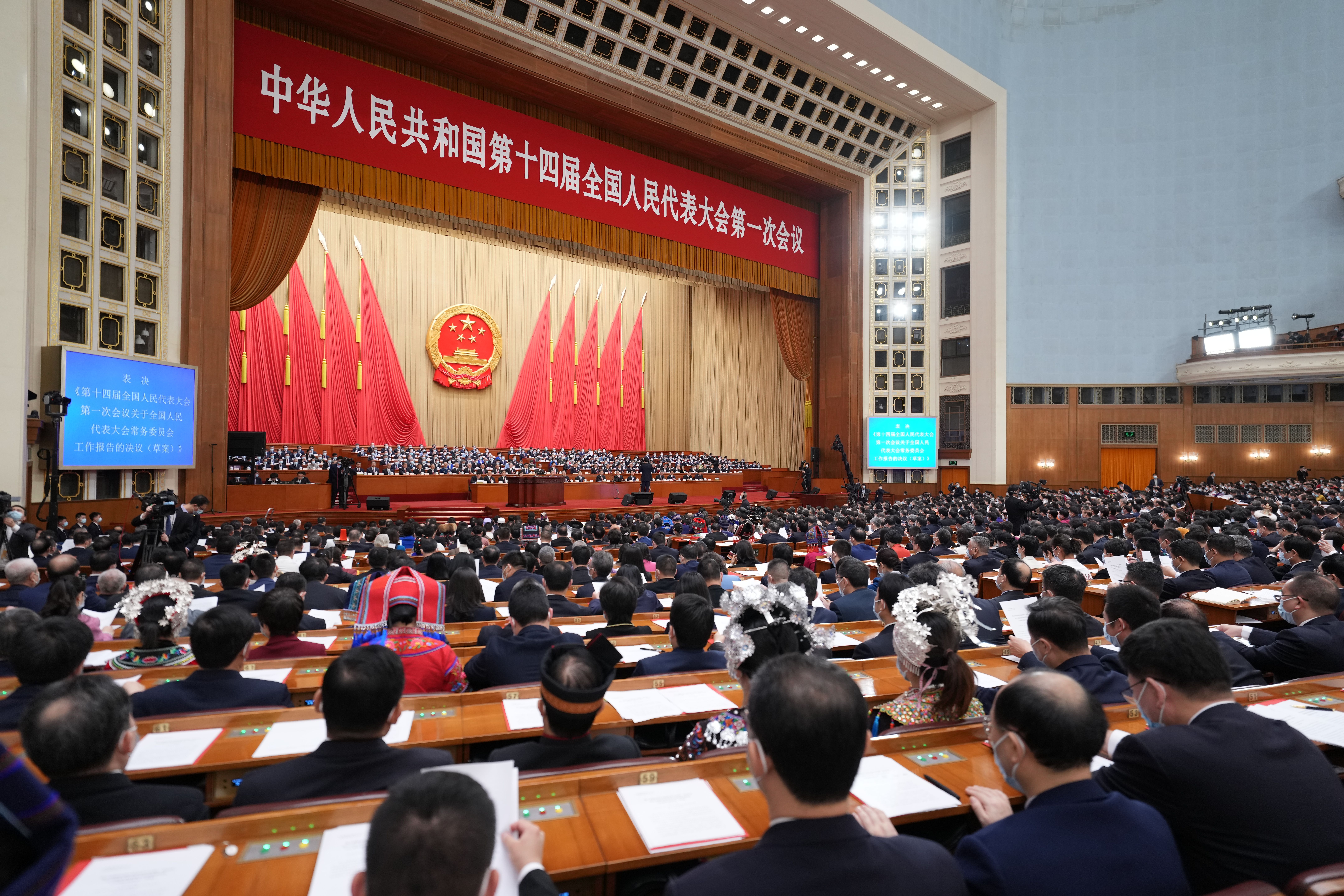 Deputados do 14º Congresso Nacional do Povo (NPC) participam da reunião de encerramento da primeira sessão do 14º Congresso Nacional do Povo (NPC) no Grande Salão do Povo em 13 de março de 2023 em Pequim, China