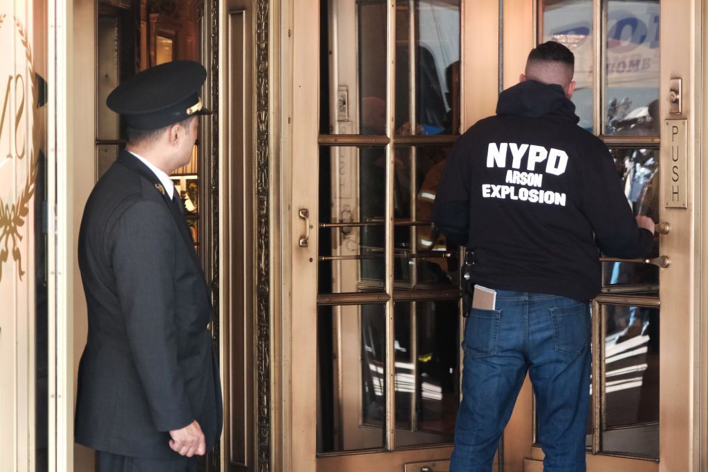 Bilionário chinês exilado Guo Wengui é preso em Nova York: foto de 15 de março mostra policial entrando no hotel Sherry-Netherland, onde ele tem um apartamento na cobertura