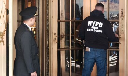 Bilionário chinês exilado Guo Wengui é preso em Nova York: foto de 15 de março mostra policial entrando no hotel Sherry-Netherland, onde ele tem um apartamento na cobertura