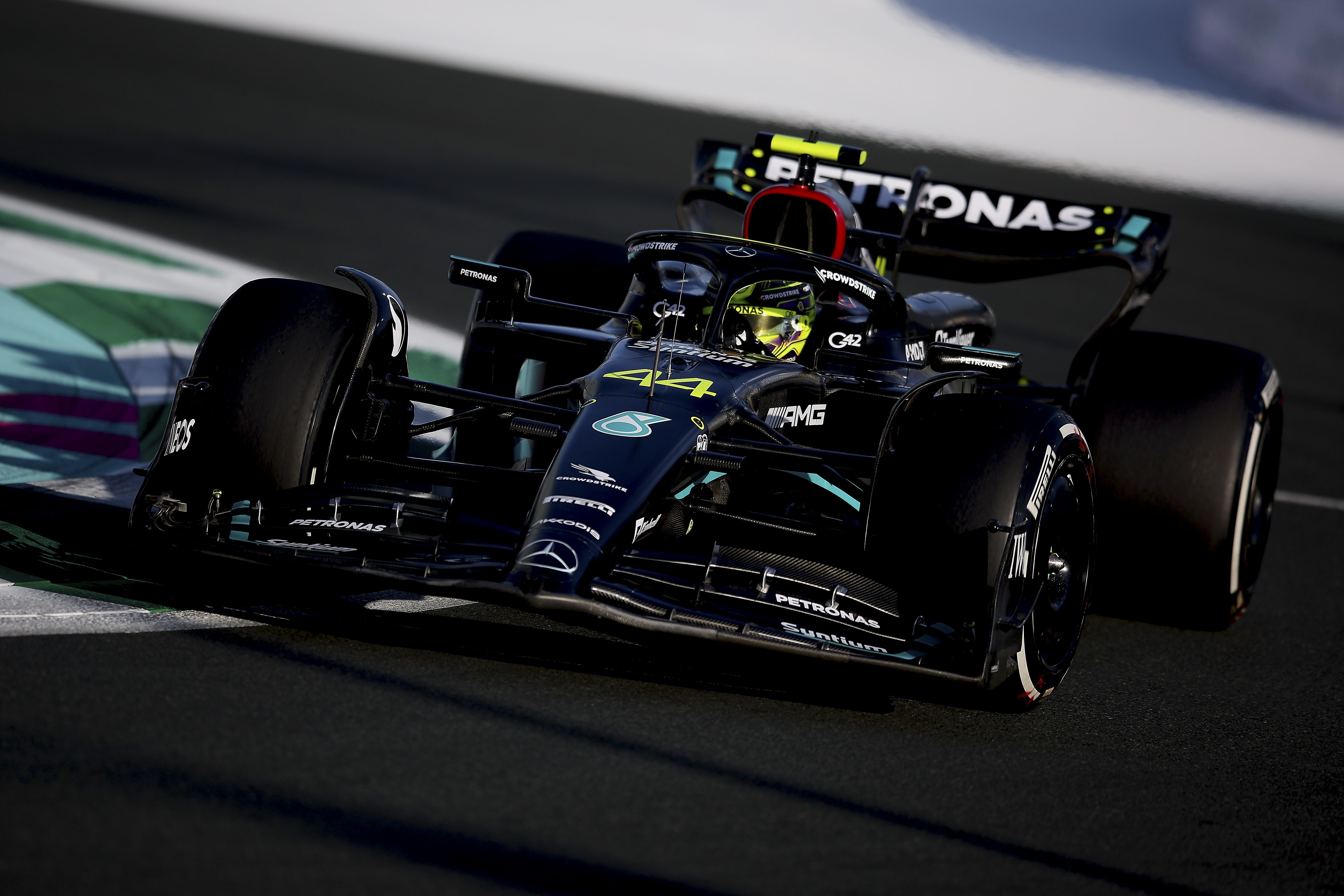 Lewis Hamilton pilota em Jeddah, na Arábia Saudita. / Eric Alonso/ Getty Images