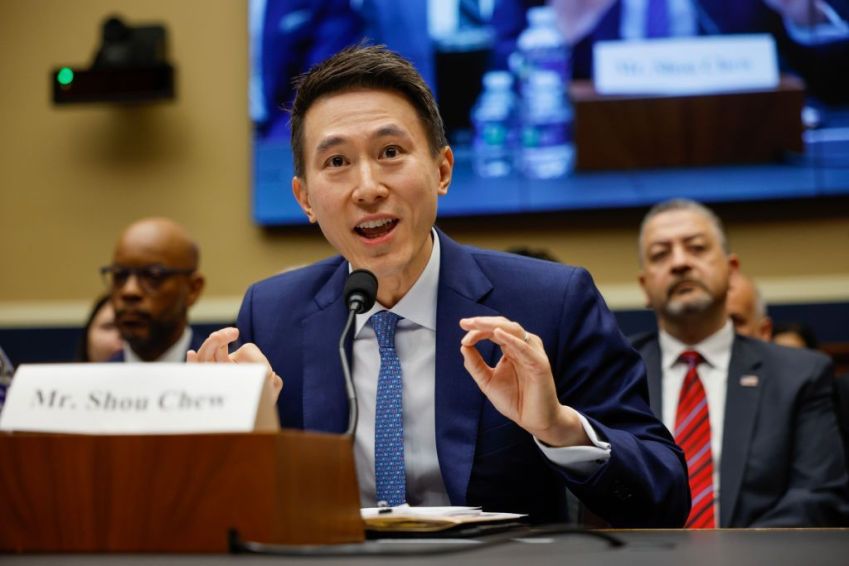 Shou Zi Chew, CEO do TikTok, em audiência na Câmara dos EUA / Chip Somodevilla/Getty Images