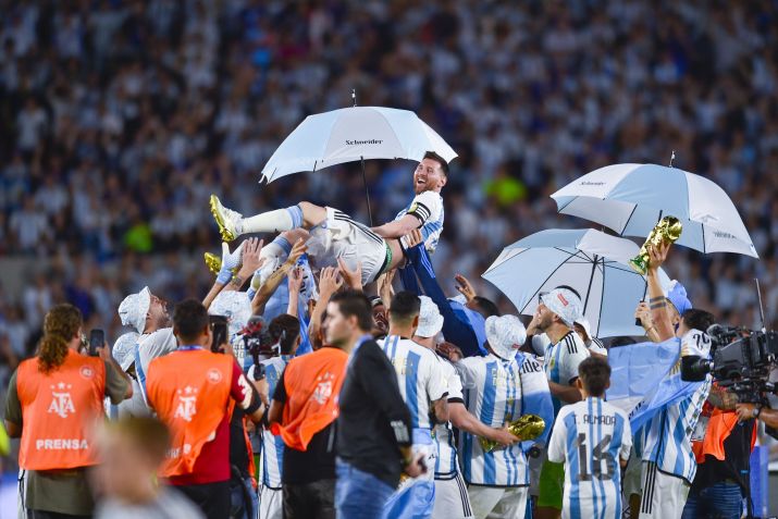Lionel Messi comemora com companheiros de equipe após um amistoso entre Argentina e Panamá, no Estádio Monumental, em 23 de março de 2023, em Buenos Aires, Argentina. / Jam Media/ Getty Images