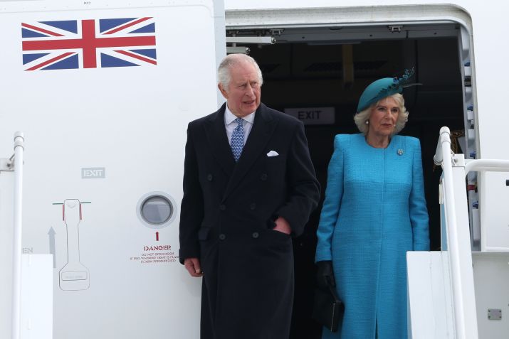 Rei Charles III e rainha consorte Camilla chegam ao aeroporto de Berlim nesta quarta-feira (29). / Maja Hitij/Getty Images