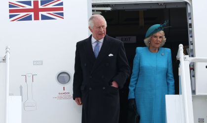 Rei Charles III e rainha consorte Camilla chegam ao aeroporto de Berlim nesta quarta-feira (29).